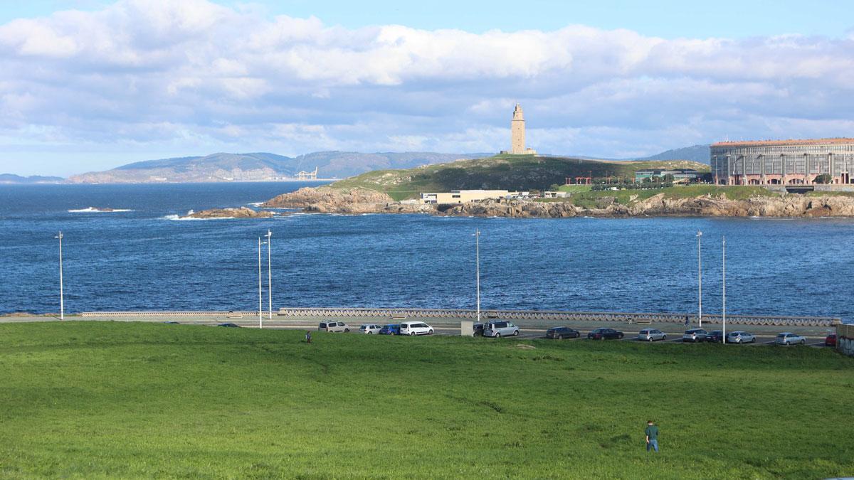 Terrenos del polígono de As Percebeiras, con la Torre de Hércules al fondo.