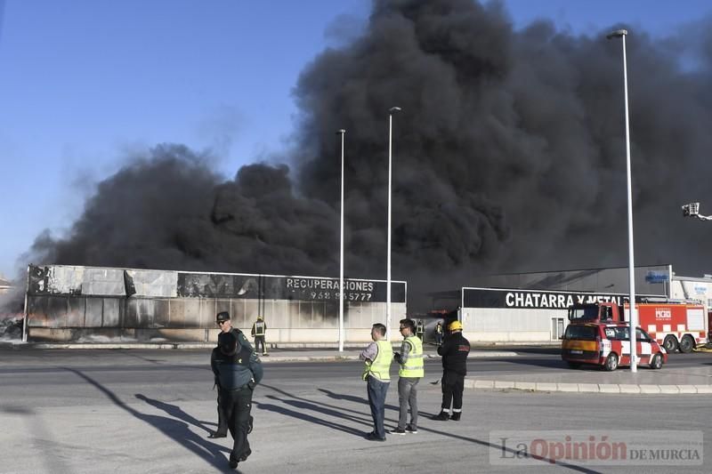 Imponentes llamas devoran una nave en Santomera