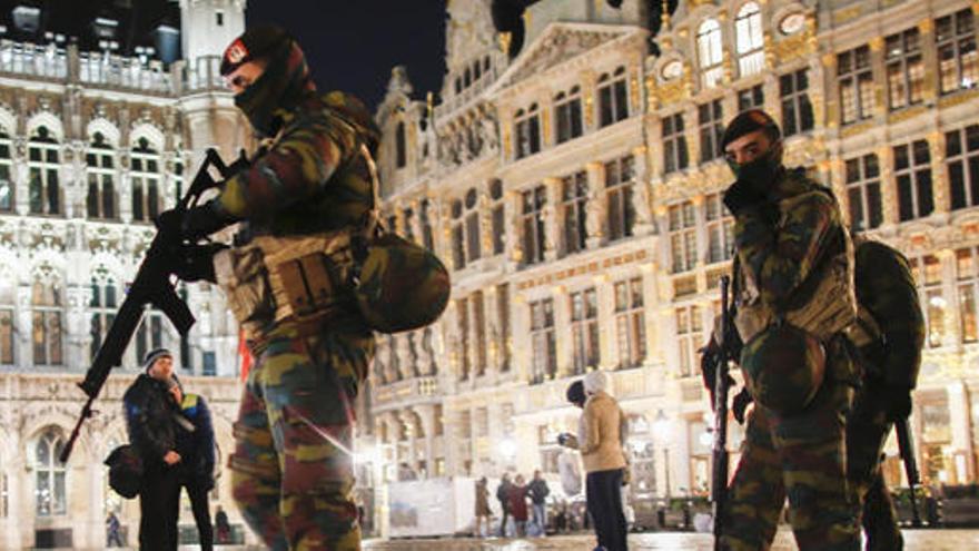 Soldados belgas vigilan en la Grand Place de Bruselas