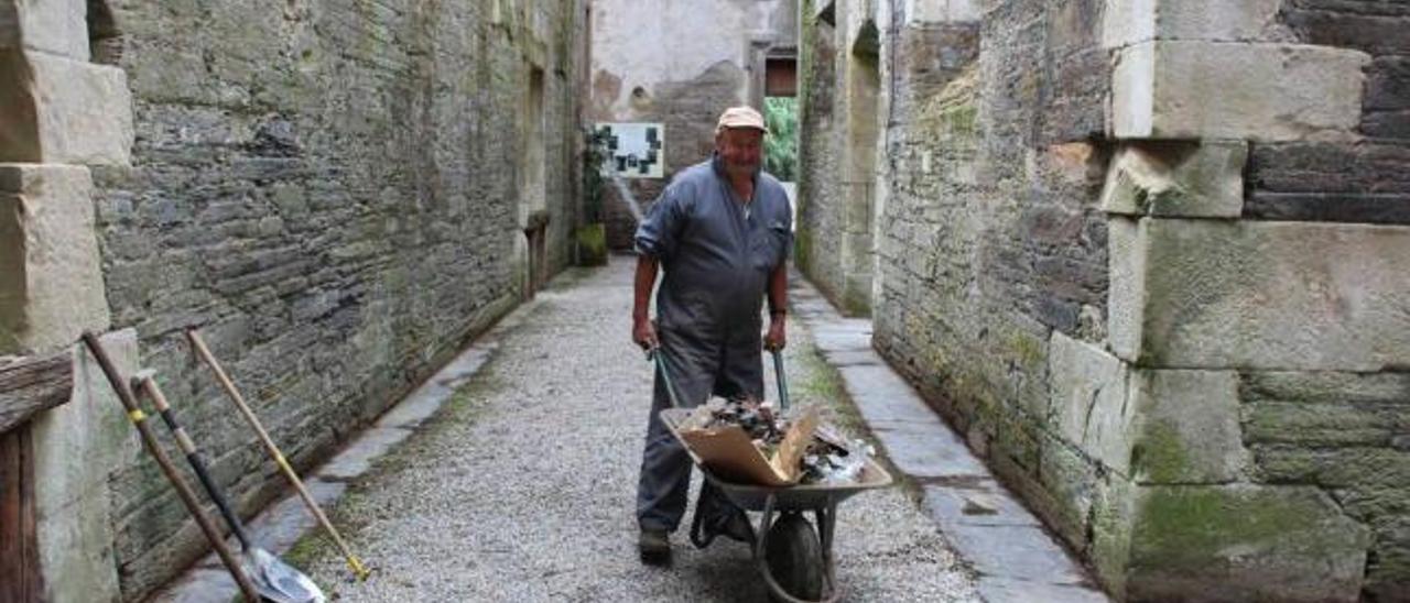 Arriba Daniel Arruñado pintando una valla en Villanueva y, sobre estas líneas, José Antonio Martínez, limpiando el monasterio.