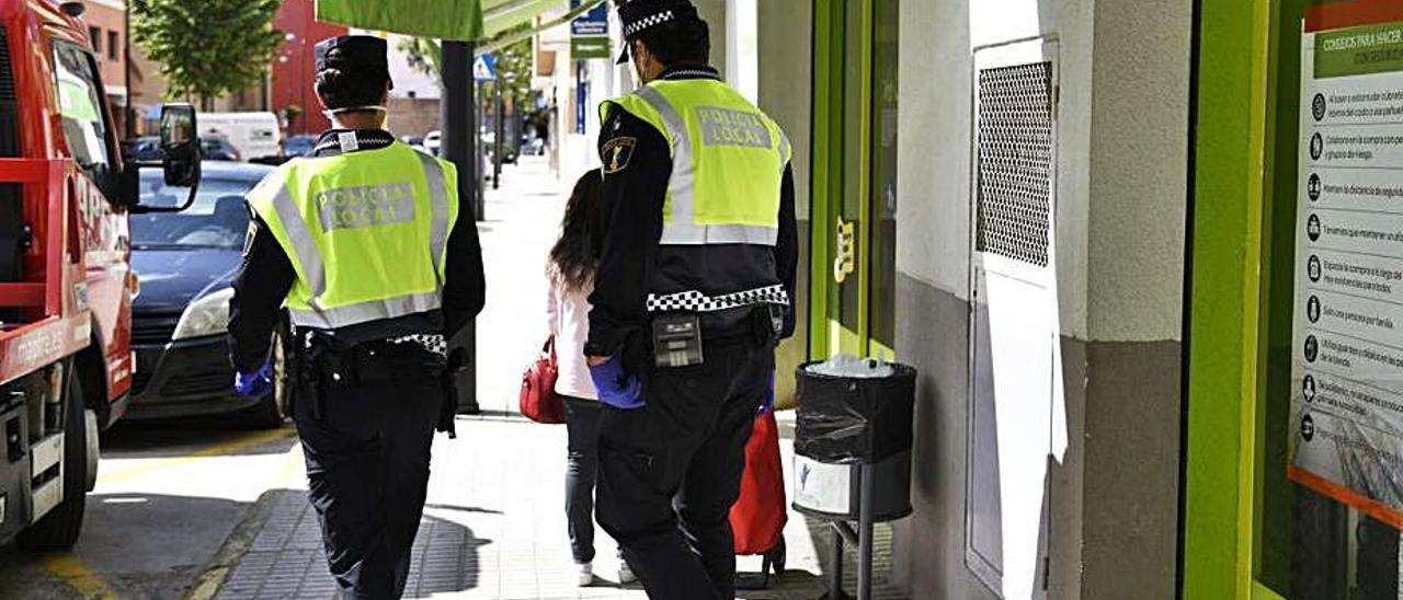 Dos policías locales de Paiporta. | A.P.