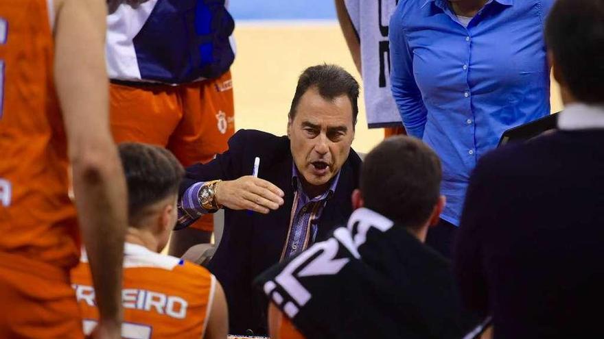 Gustavo Aranzana da instrucciones a sus jugadores en un tiempo muerto ante Lleida.