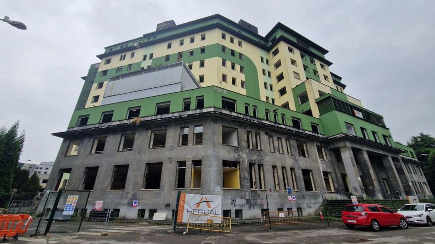 Aspecto que presentaba ayer el antiguo Hospital General tras la paralización de las labores de derribo. | LNE