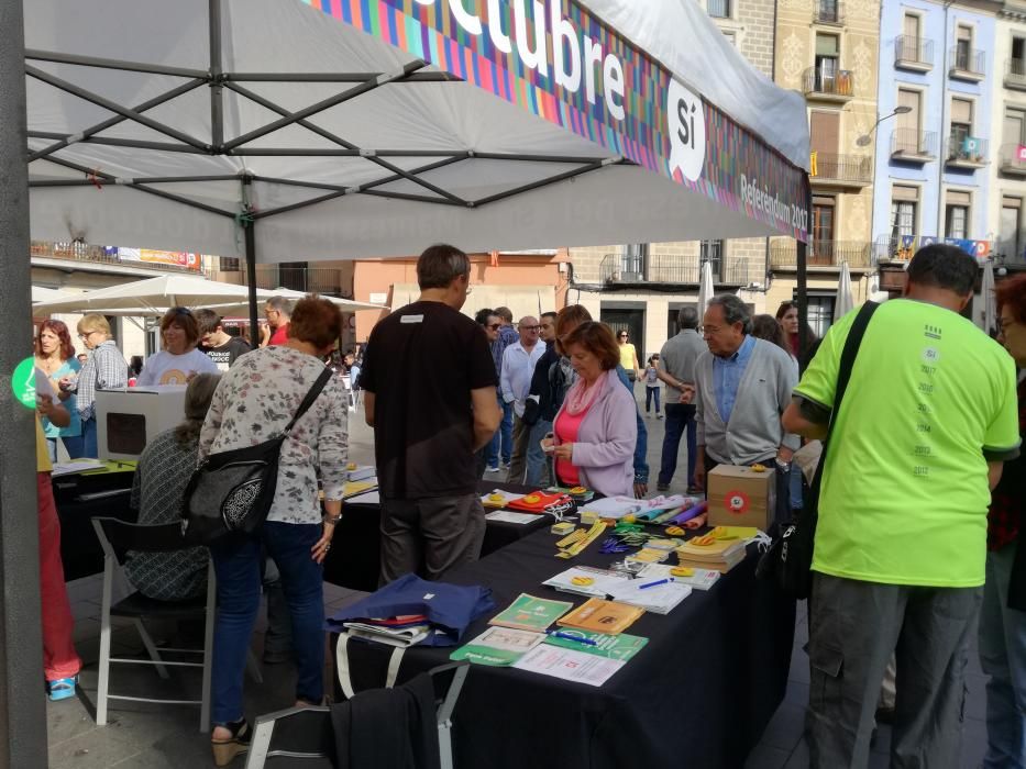 Penjada de cartells a Manresa pro referèndum