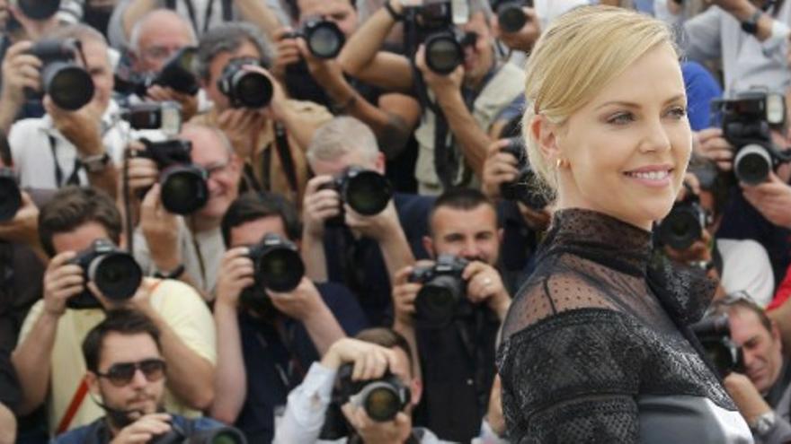 Charlize Theron llega pisando fuerte a Cannes