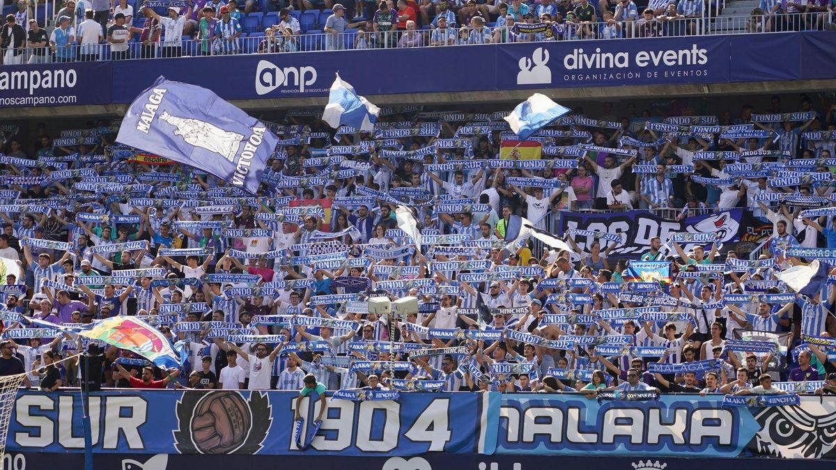 Aficionados blanquiazules en La Rosaleda.