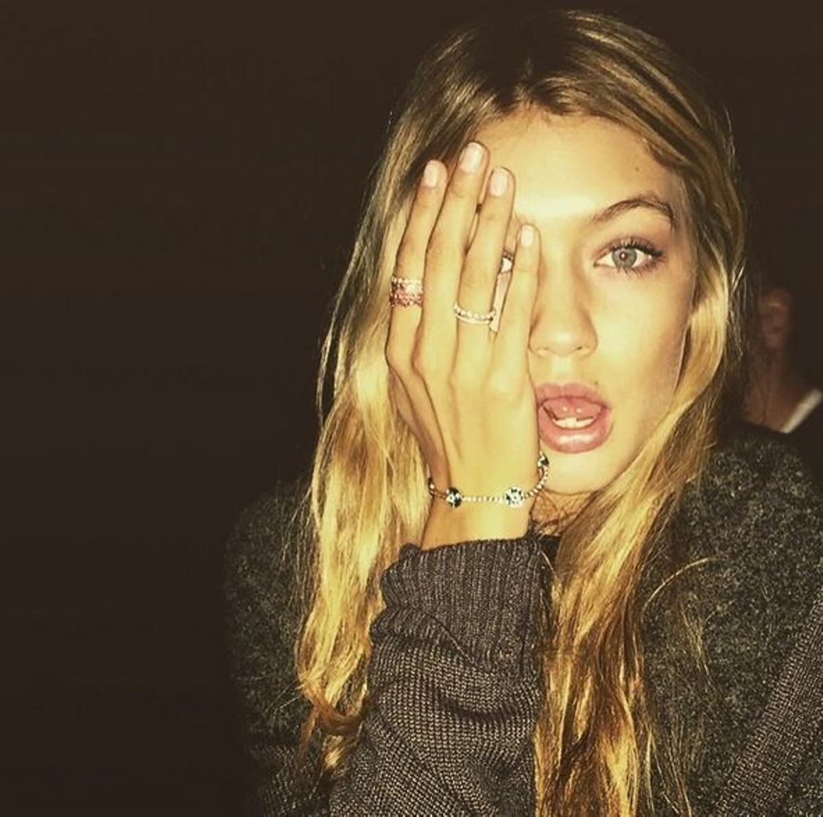 Gigi Hadid con la pose de moda en Instagram