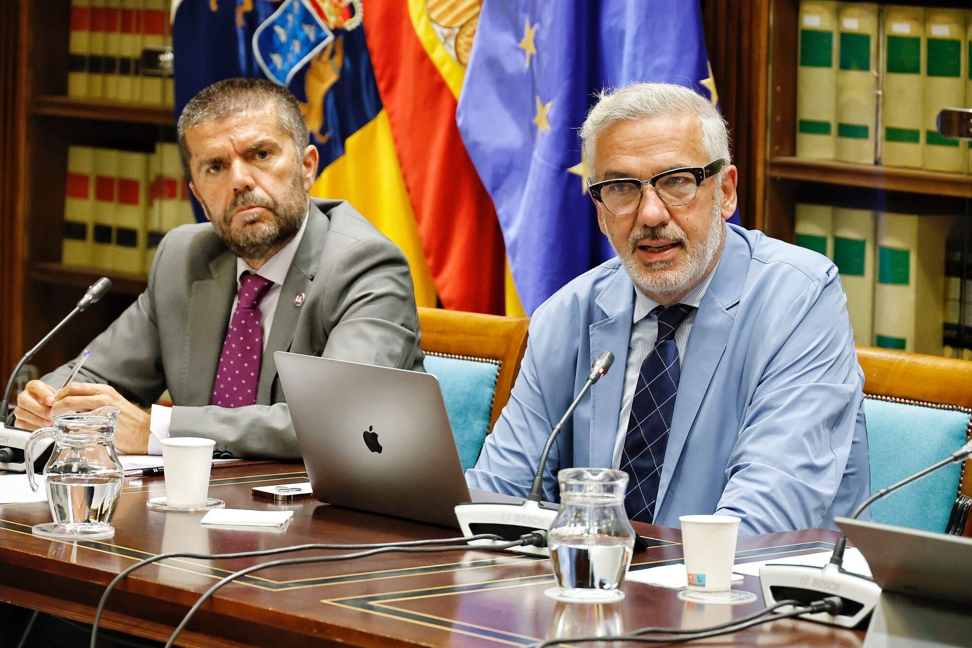 Los rectores canarios comparecen en el Parlamento regional para valorar la ley de ciencia.