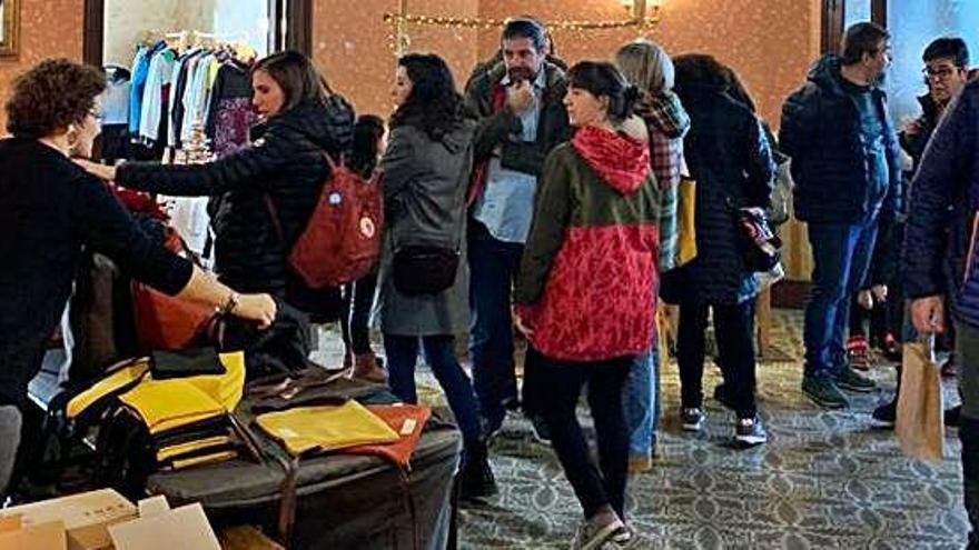 Visitants ahir fent el recorregut de les parades instal·lades a la Torre de l&#039;Amo de Viladomiu Nou