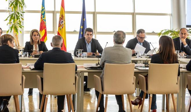 La imagen del día en Alicante: Mazón entra en el Pleno del Consell tras su dimisión