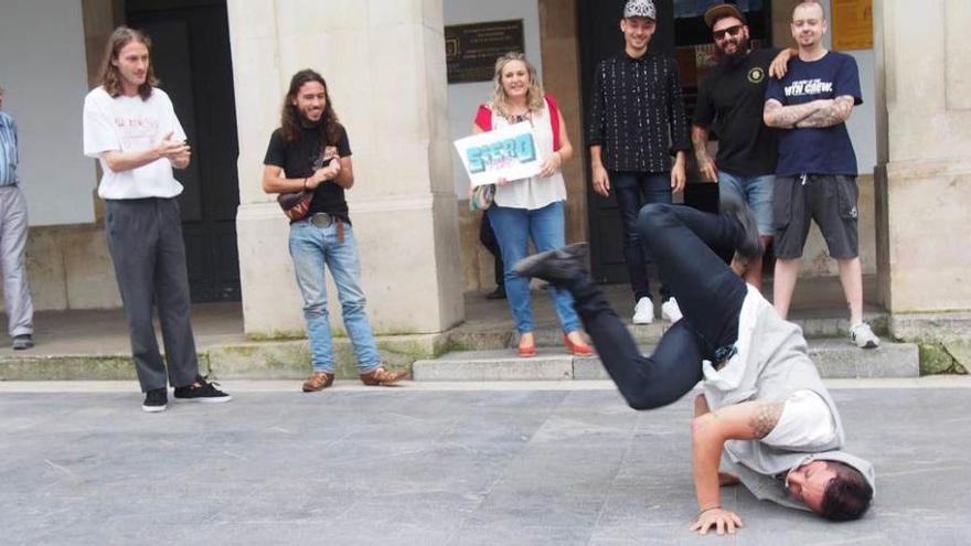 Carlos Fernández hace una demostración de breakdance, ayer, en la plaza del Ayuntamiento, en Pola de Siero.