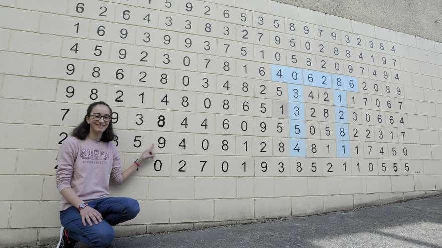 Nuria Torres señala la cifra hasta la que llegó a memorizar en un muro pintado en el centro. // Bernabé/J. Lalín