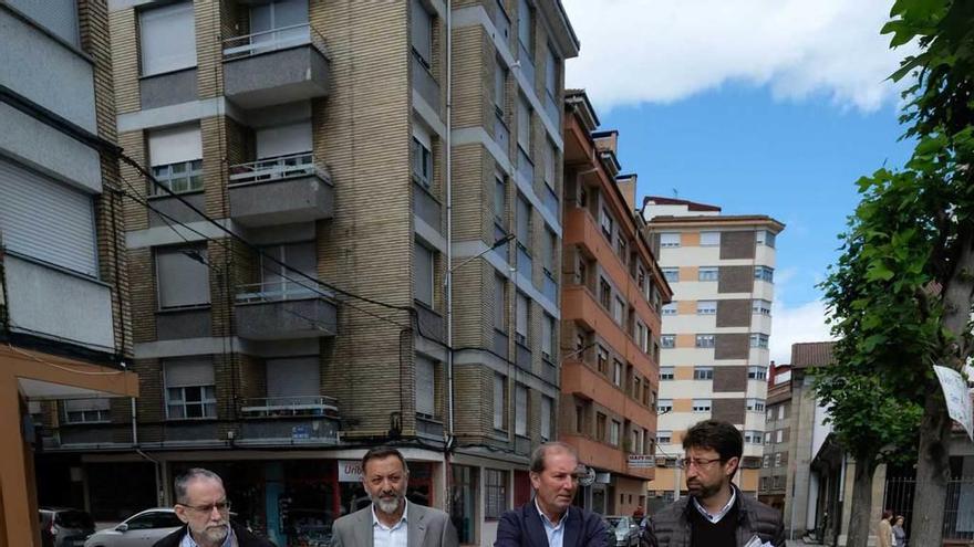 Por la izquierda, Antonio Álvarez, Ricardo Suárez, Álvaro Álvarez y Enrique Fernández, en el tramo de la calle que fue peatonalizado.