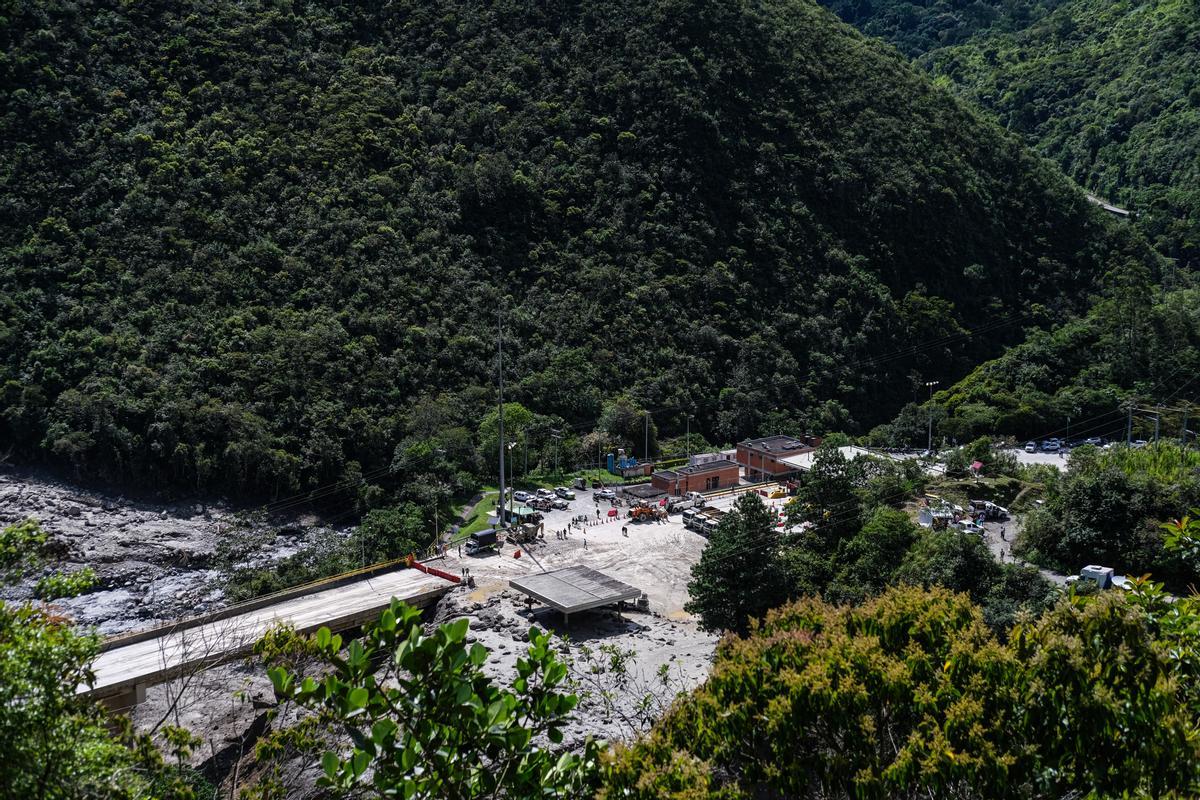 Equipos de rescate trabajan buscan desaparecidos tras una avalancha en Quetame, Colombia