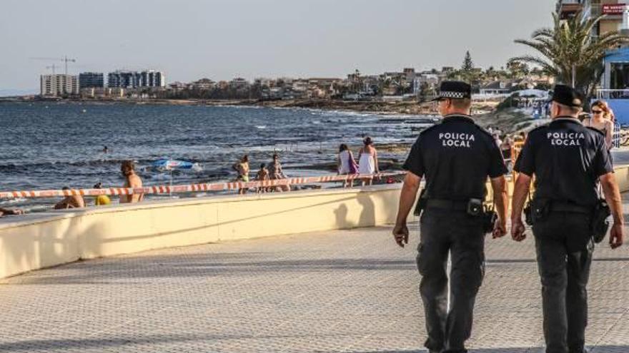 Imagen de patrullas de la Policía Local junto a las playas de Torrevieja en temporada estival.