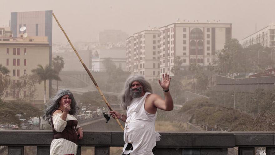 Imagen del Carnaval de Día de Santa Cruz de Tenerife con calima