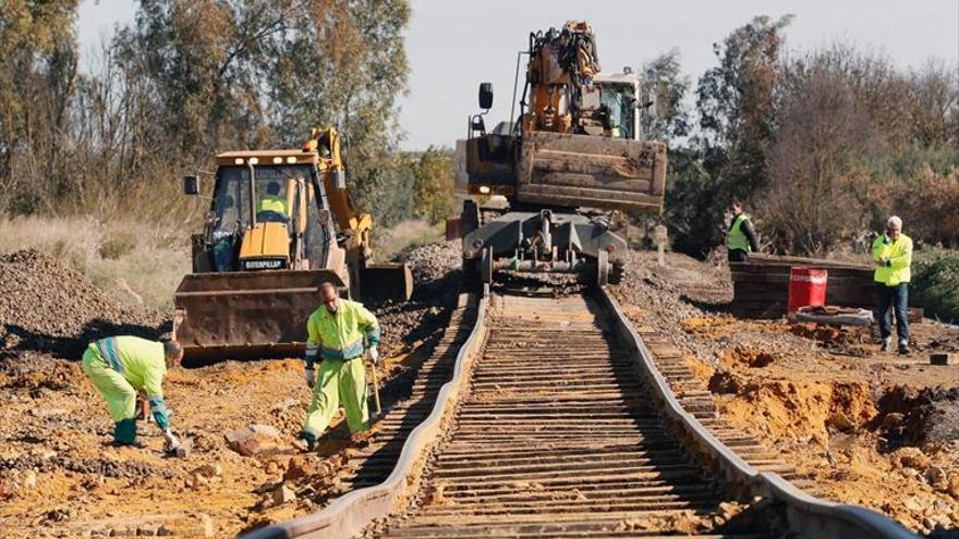 Técnicos de Adif trabajan para reparar la vía férrea de la línea Málaga-Sevilla