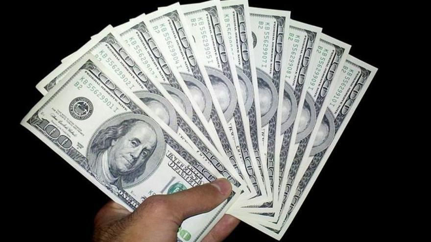 Una mujer se traga 7.000 dólares para no dárselos a su pareja