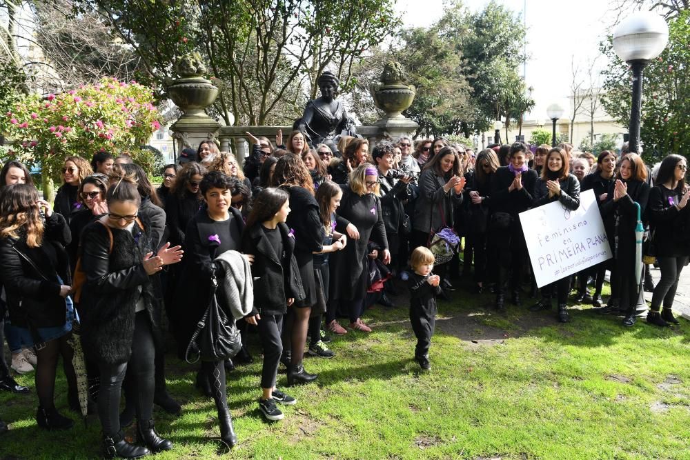 Las periodistas coruñesas se concentraron junto a la estatua de Emilia Pardo Bazán en los jardines de Méndez Núñez, donde leyeron un manifiesto para reivindicar la igualdad de oportunidades.