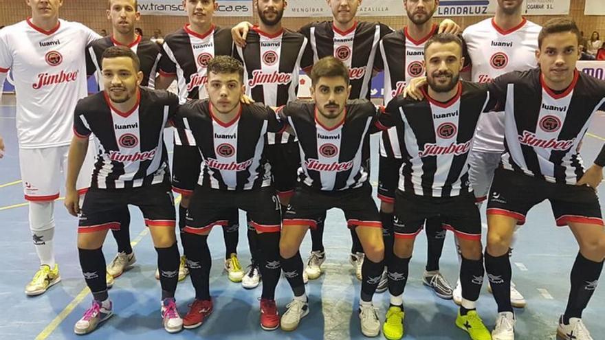 Los jugadores, ayer con la camiseta albinegra.