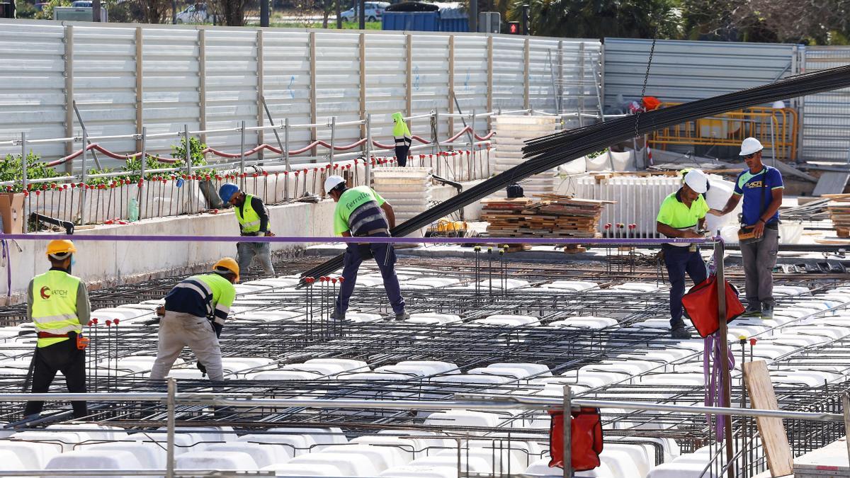 Trabajadores de la construcción, ayer, en una obra en València