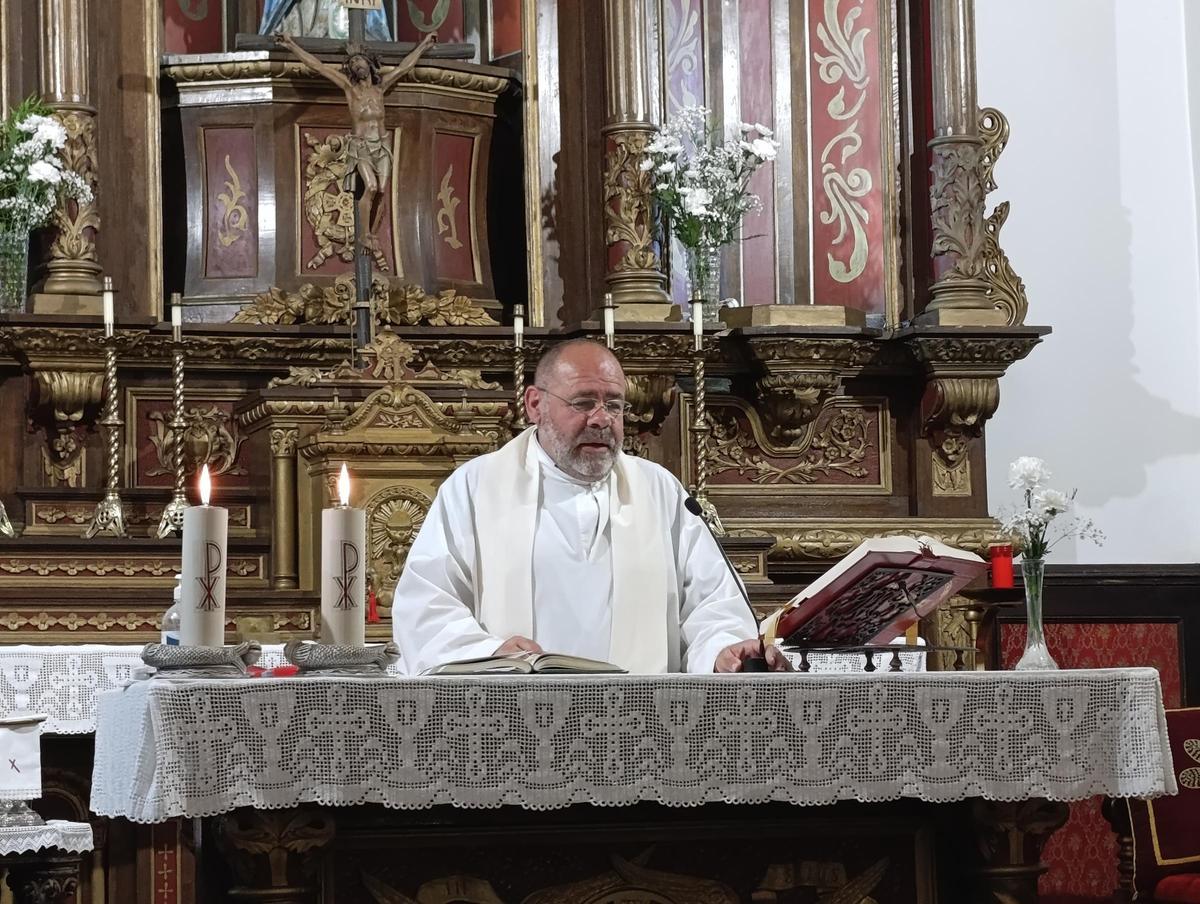 El sacerdote Roberto Mata, en un momento de la Eucaristía.