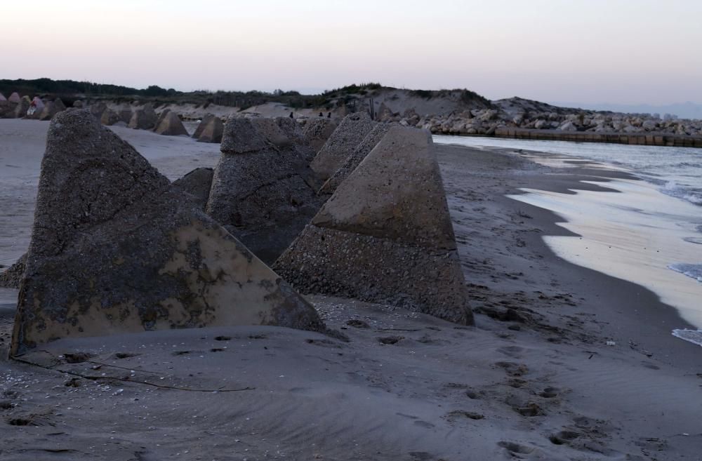 Las pirámides desenterradas por los temporales en la playa de El Perellonet.