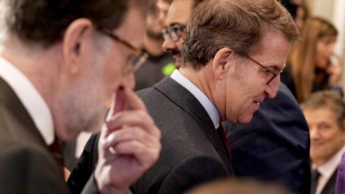 El presidente del PP, Alberto Núñez Feijóo, junto al expresidente del Gobierno, Mariano Rajoy, en una imagen de archivo.