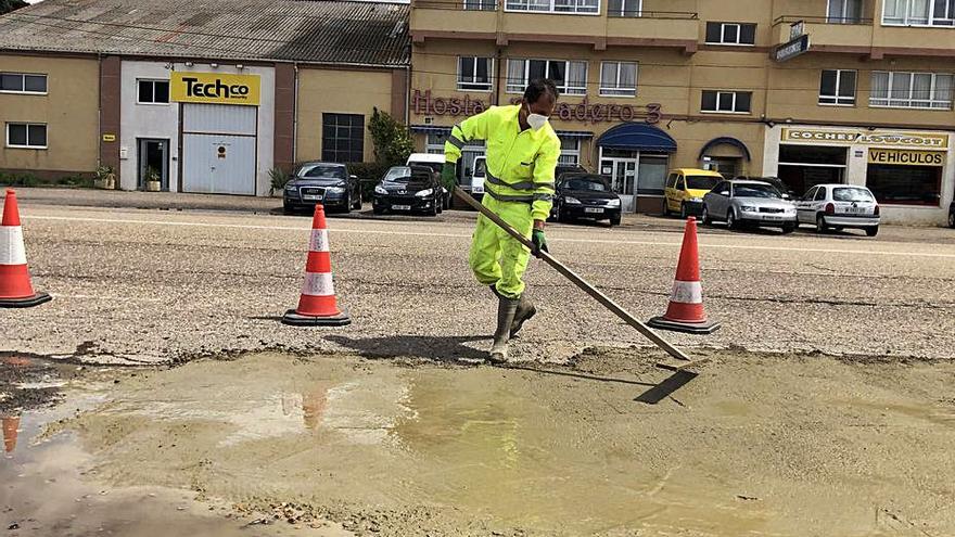 Un operario realiza los trabajos provisionales de bacheo.