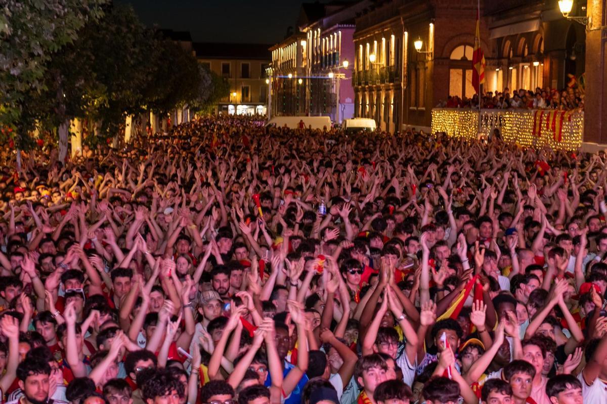 Más de 7.500 personas vivieron la final del Mundial en la Plaza de Cervantes de Alcalá: búscate en las fotos