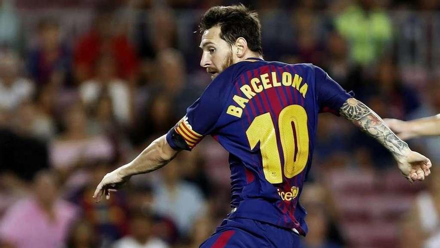 Messi, con la palabra &quot;Barcelona&quot; en su dorsal, durante el partido de ayer. // Andreu Dalmau