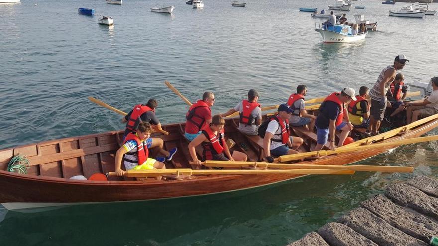 La lancha costera que fue robada el viernes, ayer, en el Muelle de la Pescadería, antes de continuar su trayecto hasta el Charco de San Ginés.