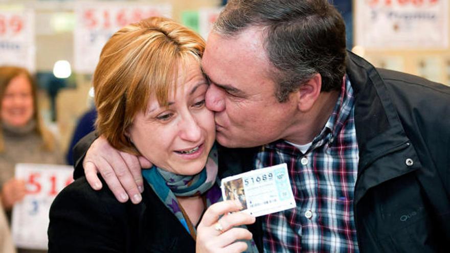 Teresa, junto a Javier, llora de alegría con el décimo de la lotería que adquirió en un Carrefour en Santander.