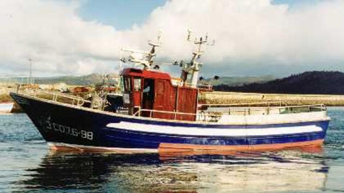 El pesquero 'La Chainza' quedó sin máquina frente a la costa de Carnota.