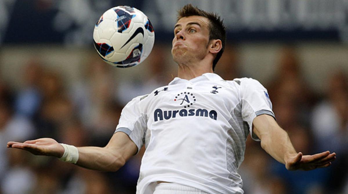 Gareth Bale controla la pilota durant un dels seus últims partits amb el Tottenham.