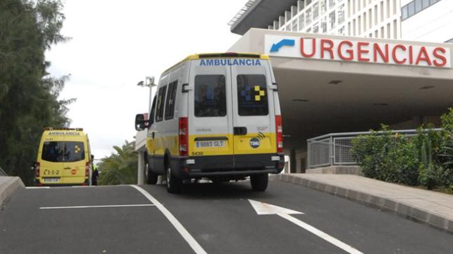 Servicio de ambulancia en el Hospital Insular. i LA PROVINCIA/DLP