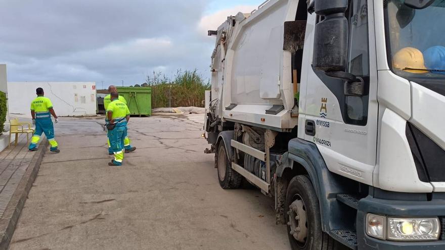 Un camión de Valoriza recoge residuos en Sant Josep. | DI