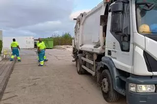 Dos camiones de Valoriza boicotean la huelga de basura en Sant Josep