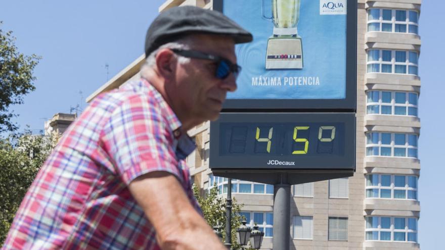 Un termómetro marca 45ºC en Valencia en agosto de 2019.