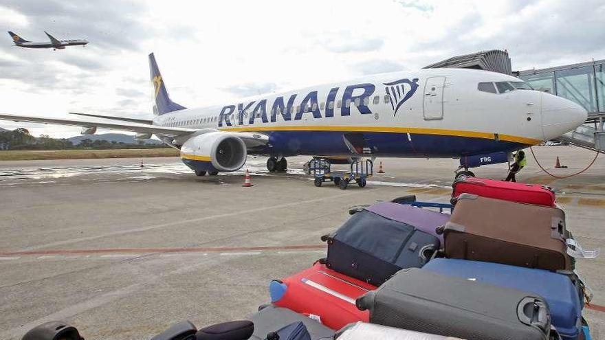 Un avión de la compañía Ryanair en las pistas del aeropuerto de Vigo. // Marta G. Brea