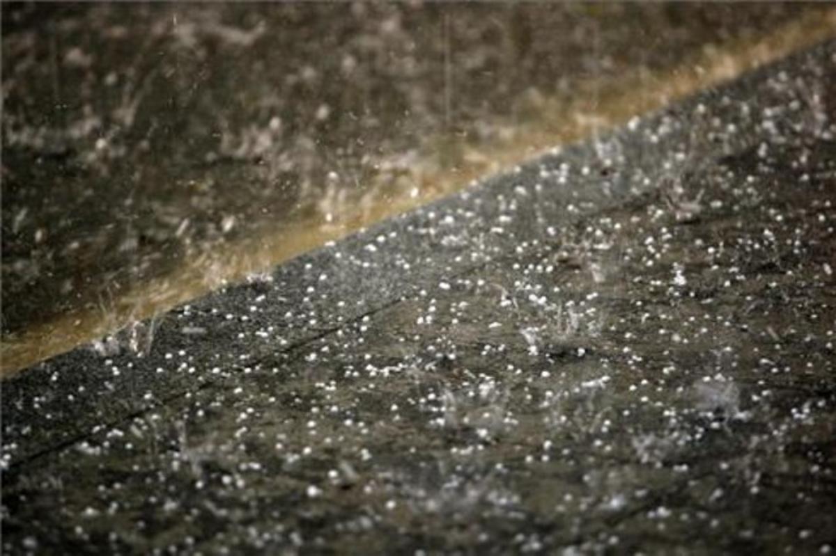 Imagen de detalle del granizo que ha caído en Barcelona.