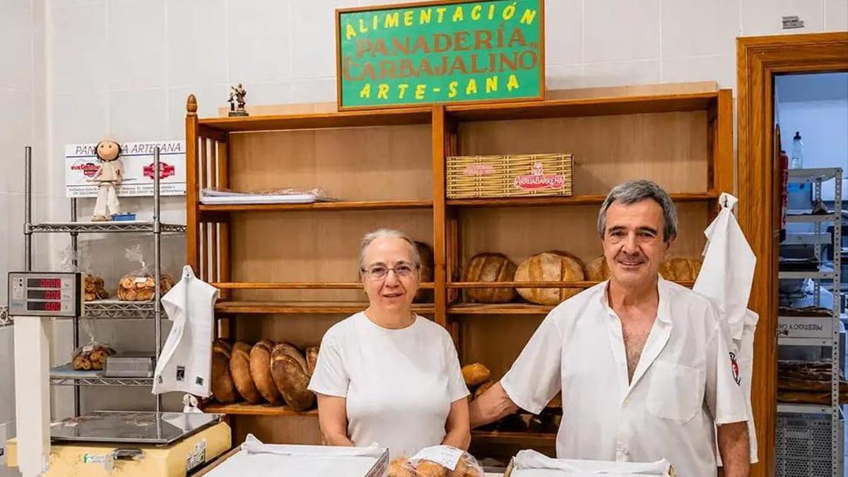 La única panadería de Tábara hornea su última hogaza tras 42 años de servicio: "Pili y Luis han sido el alma de El Carbajalino"