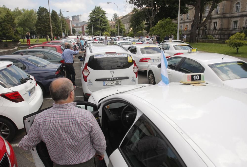 Los taxistas 'toman' la Xunta contra Uber y Cabify