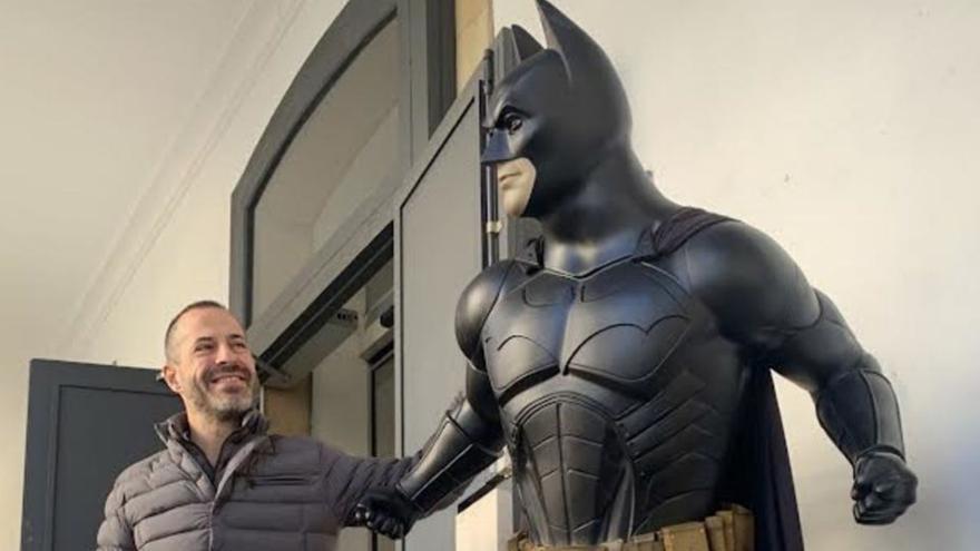 Ángel García, ante el Ayuntamiento, junto a la reproducción de Batman. | A. S.