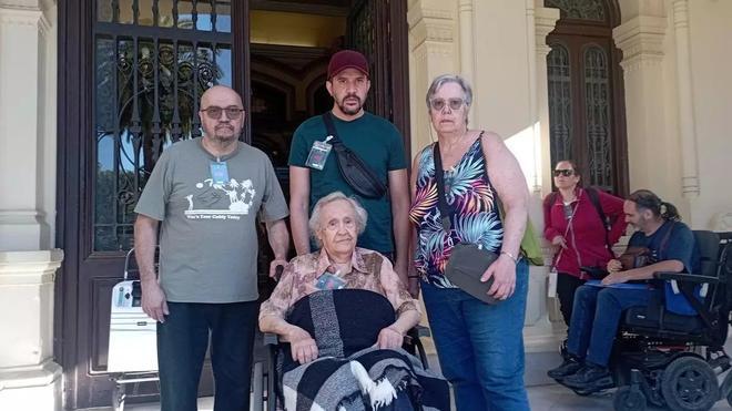 Desahuciada una familia con una madre de 95 años pide ayuda al Ayuntamiento en Málaga: "Vengo como una vecina desesperada a pedirles auxilio y amparo para mi familia"