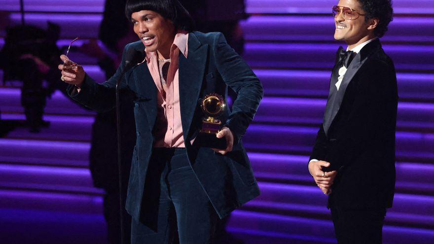 Anderson .Paak y Bruno Mars (Silk Sonic), tras recibir un Grammy.