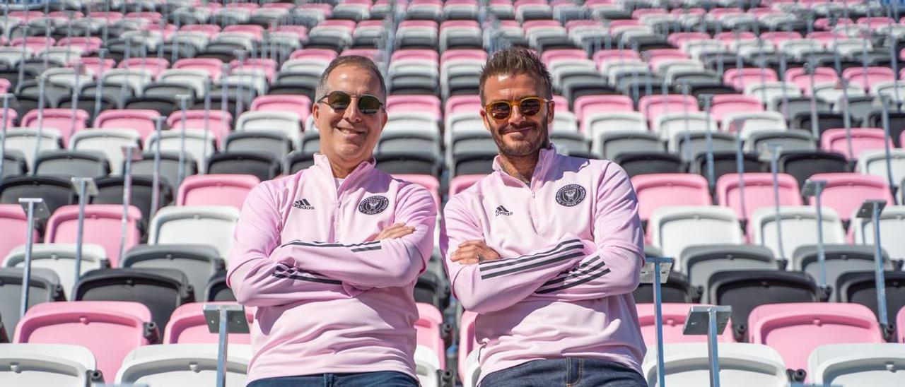 Jorge Mas, a la izquierda, junto al exfutbolista David Beckham en la grada del estadio del Inter Miami.