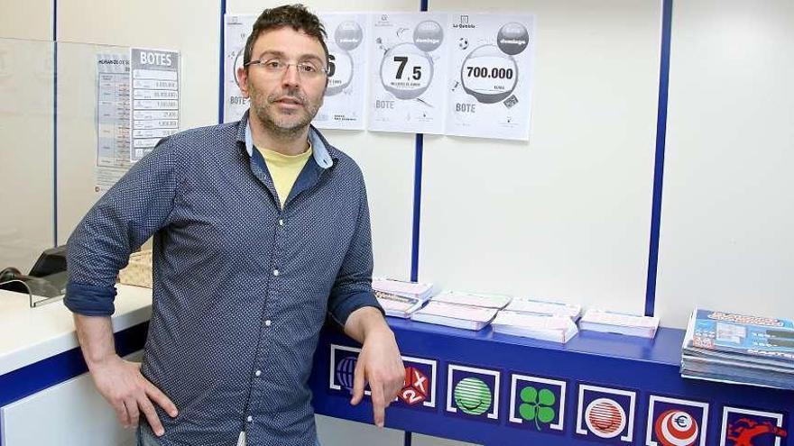 Gonzalo Fortes, ayer, en la administración de A Tenda da Aldea. // Bernabé/J.Carlos Asorey