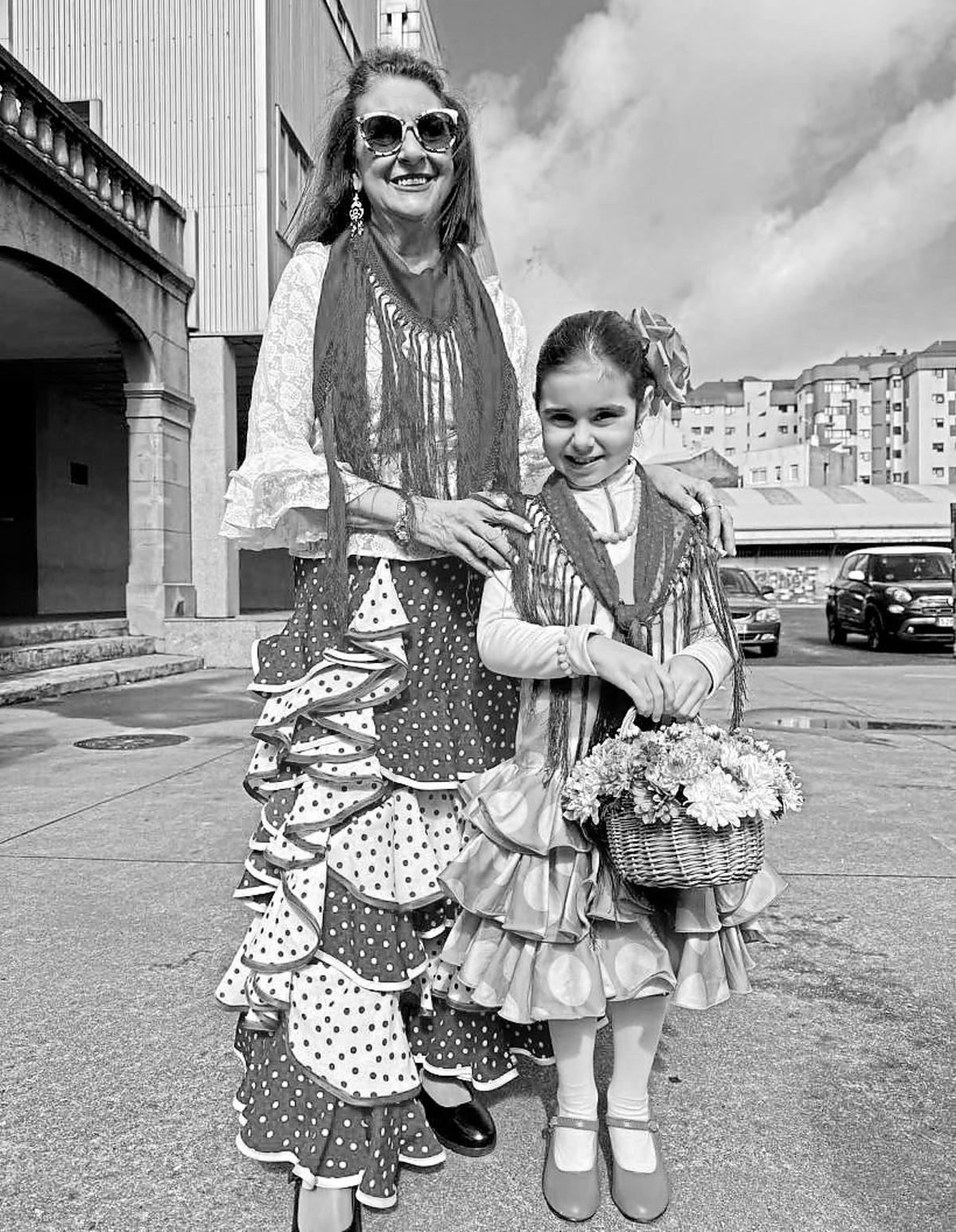 Con su niña preferida, Ainara, con trajes de flamenca en una misa rociera que se celebró en Salesianos