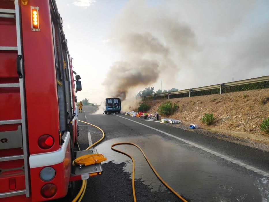 El incendio de una furgoneta corta el acceso a la salida norte de Torrevieja a la autovía. Los bomberos de Torrevieja han retirado la carga del vehículo que podía ser peligrosa, con una bombona de oxí